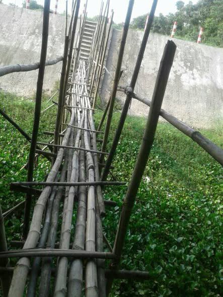 বন্যার পানিতে তলিয়ে যাওয়া পথে স্বেচ্ছাশ্রমে সাঁকো ও পুল নির্মাণ